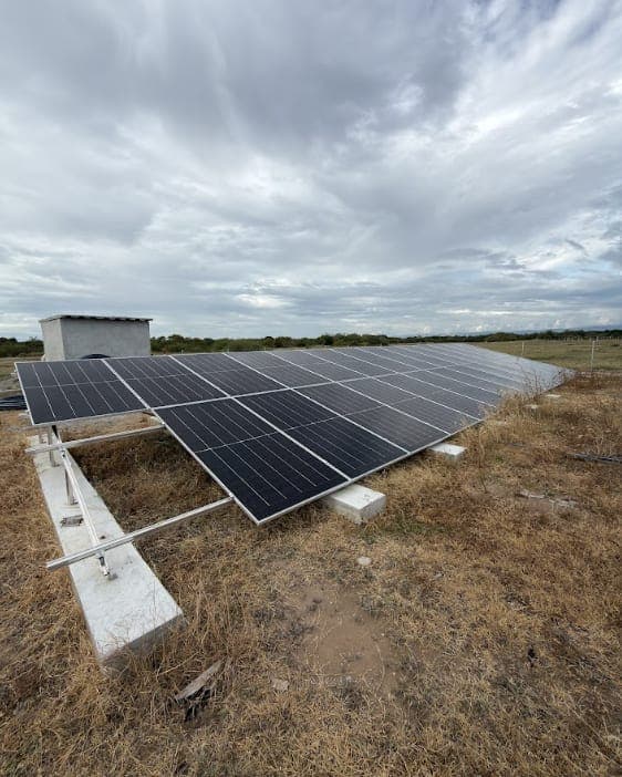Foto 2 de Sistemas solares fotovoltaicos en campo