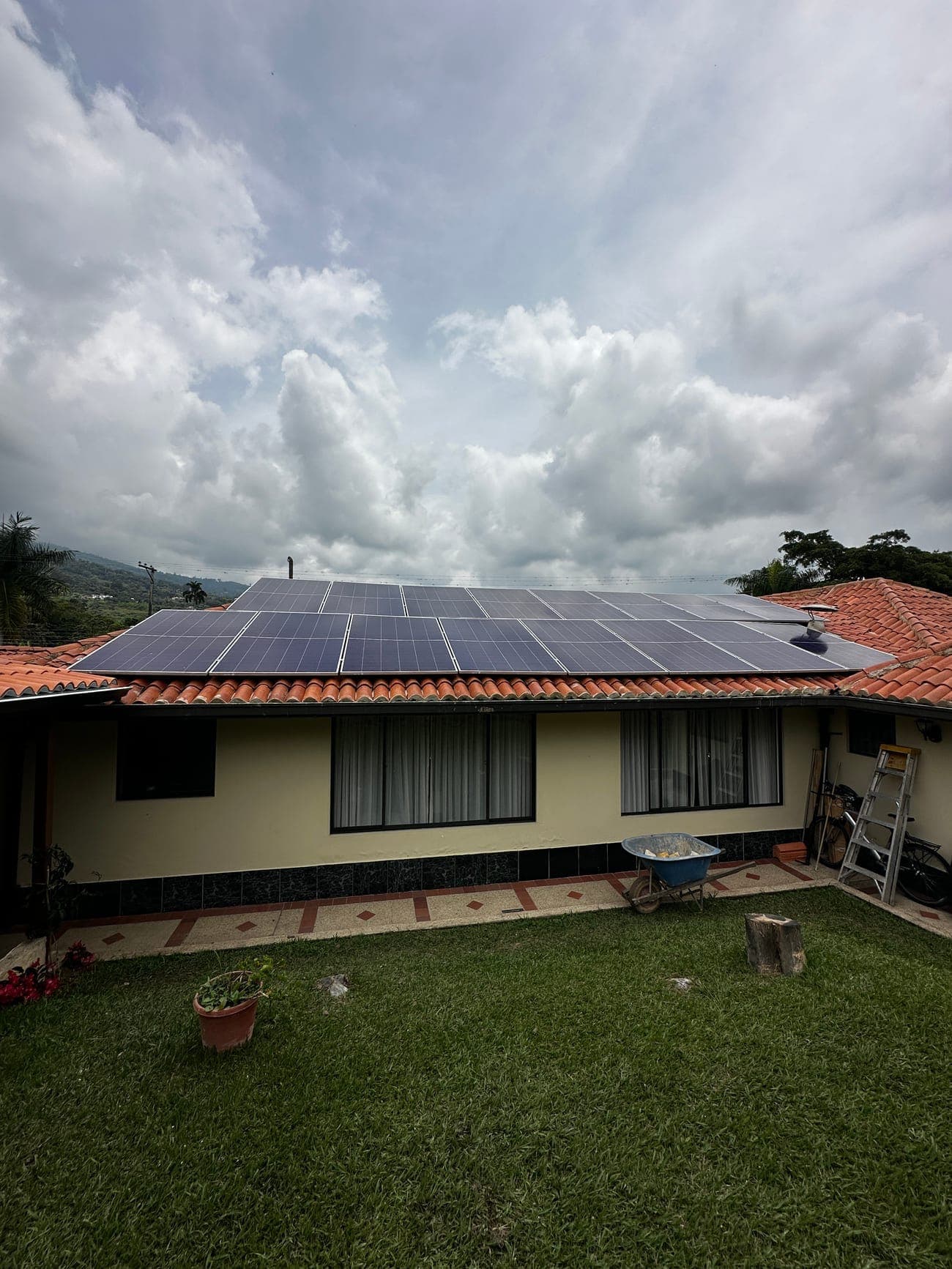 Foto 1 de Sistemas solares fotovoltaicos en campo